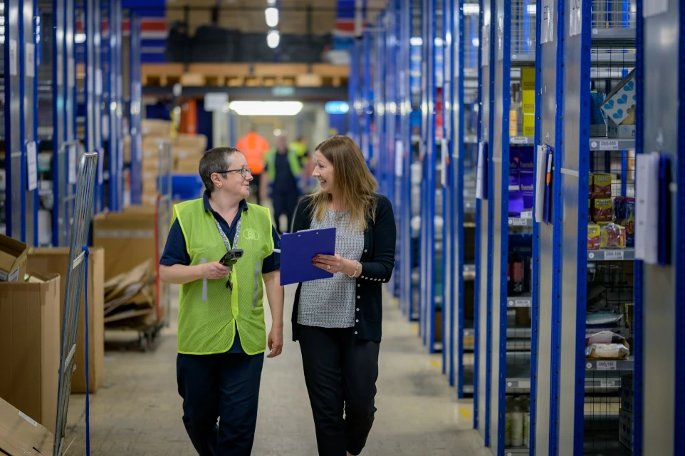 AI monitoring a man and a woman in a warehouse
